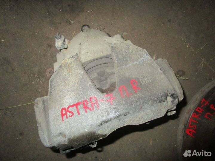 Суппорт передний правый Opel Astra H