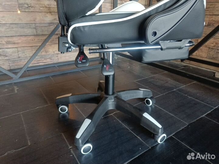 Компьютерное кресло с подножкой