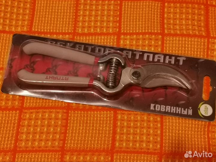 Секатор кованный новый