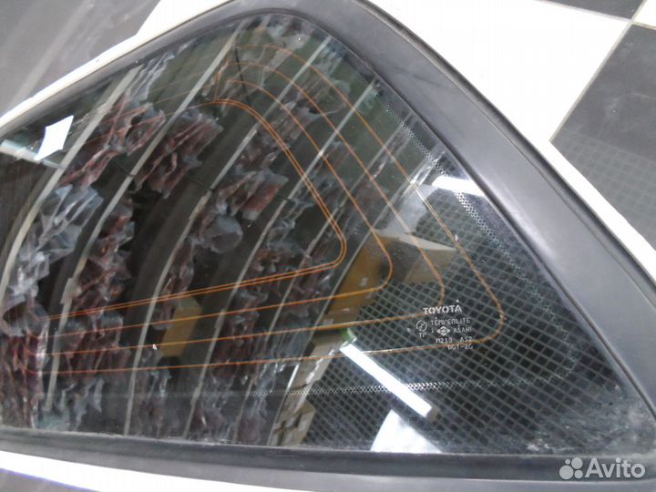 Стекло собачника Toyota Caldina L