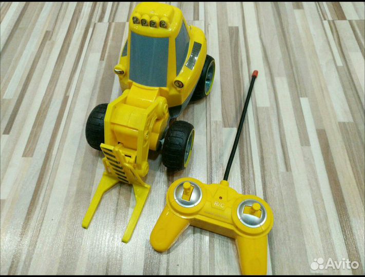 Бульдозер с пультом управления