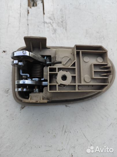 Ручка внутренняя левой перед. двери Mazda MPV2 LW