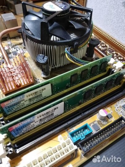 Материнская плата с процессором и памятью