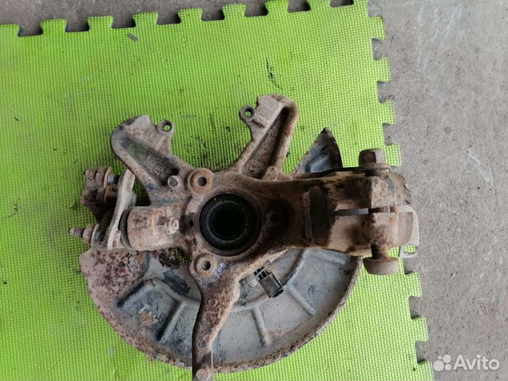 Кулак поворотный правый Фольксваген Гольф 5 плюс