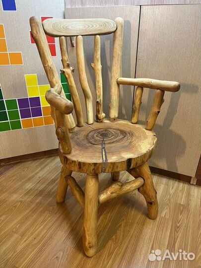 Стул деревянный с подлокотниками