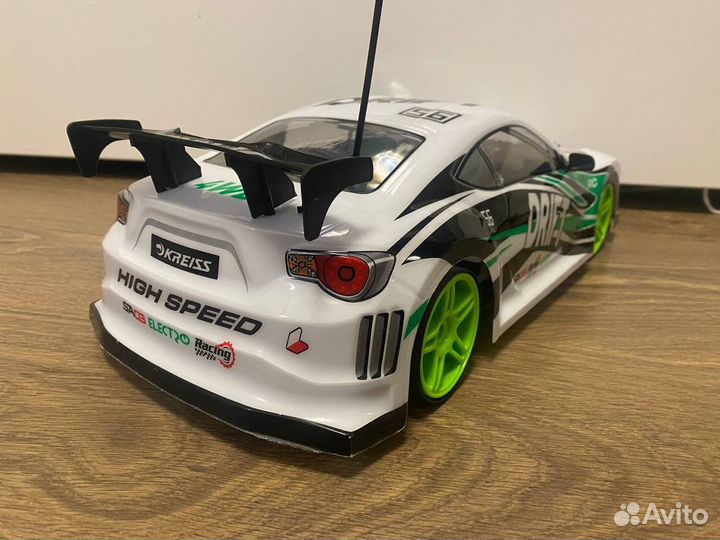 Машина на радиоуправлении для дрифта