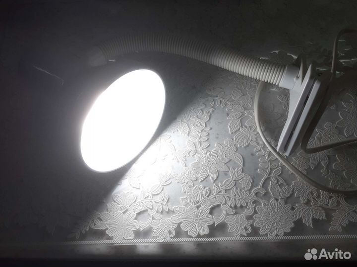 Настольная лампа с зажимом