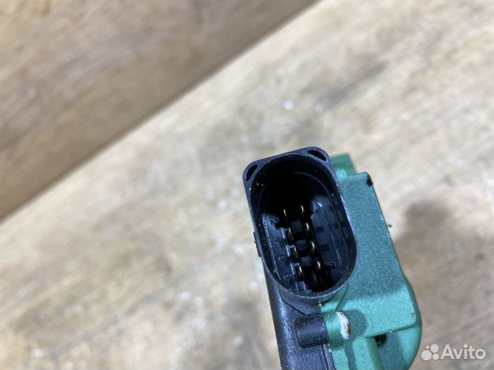 Замок передней правой двери VW Passat B5+ ZD102