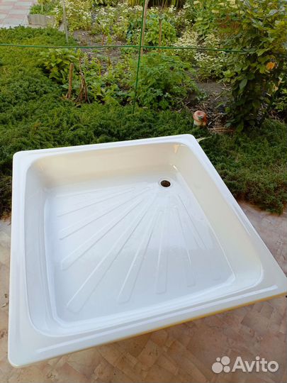 Душевой поддон 90х90