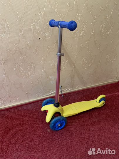 Самокат трехколесный