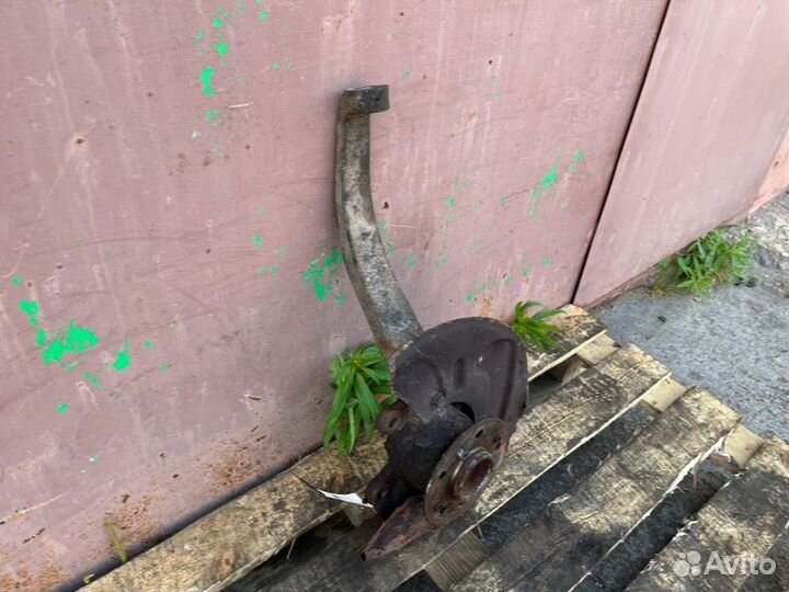 Передняя ступица, поворотный кулак правая Mercedes