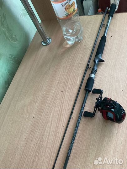 Кастинговый спиннинг с катушкой