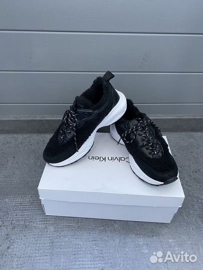 Кроссовки женские