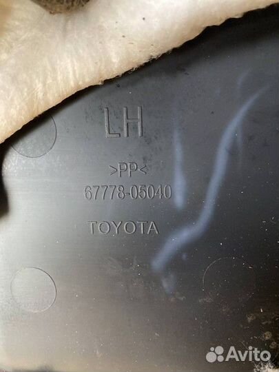 Обшивка передней левой двери Toyota Avensis