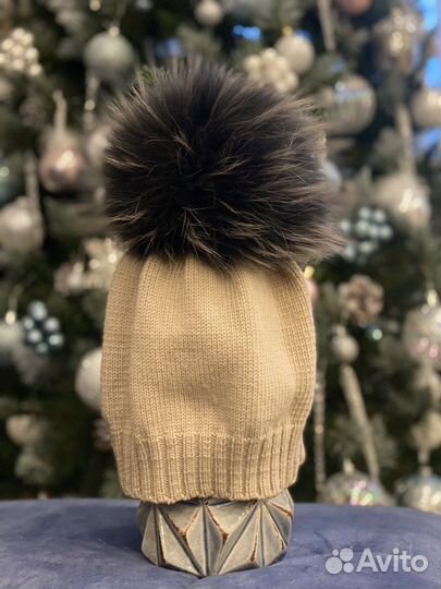 Шапка с натуральным помпоном