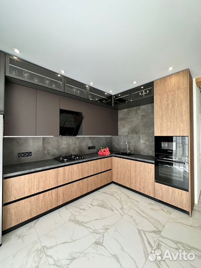 Кухня на заказ под потолок