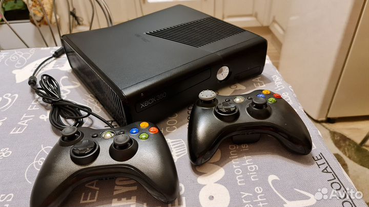 Xbox360Slim 320 gb+ freeboot+78игр+2геймпадa
