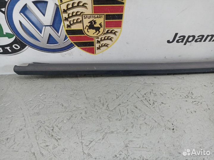 Молдинг стекла задний правый Volkswagen Golf cxsa