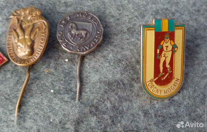 Набор иностранных значков