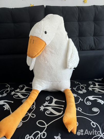 Большой плюшевый гусь