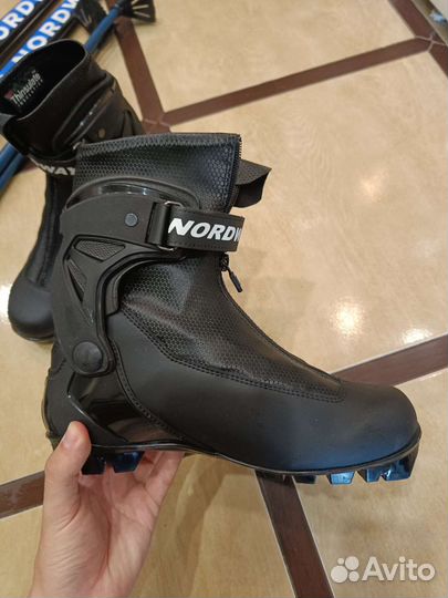 Беговые лыжи с ботинками и лыжными палками