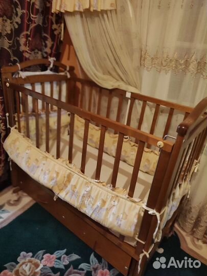 Детская кроватка с маятником и комодом