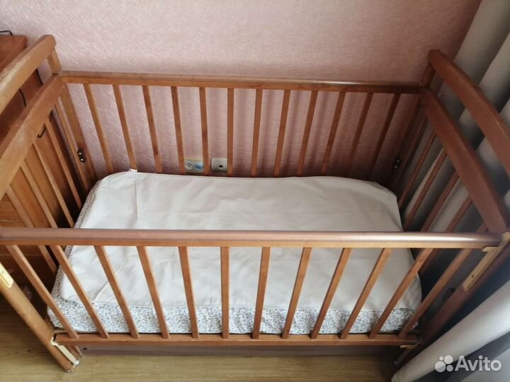 Детская кроватка с маятником и ящиком