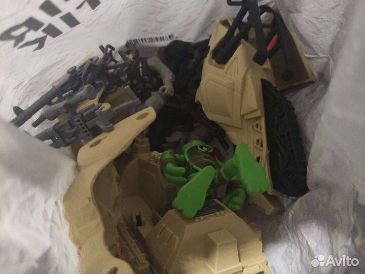 Игрушки солдатики и черепашки ниндзя