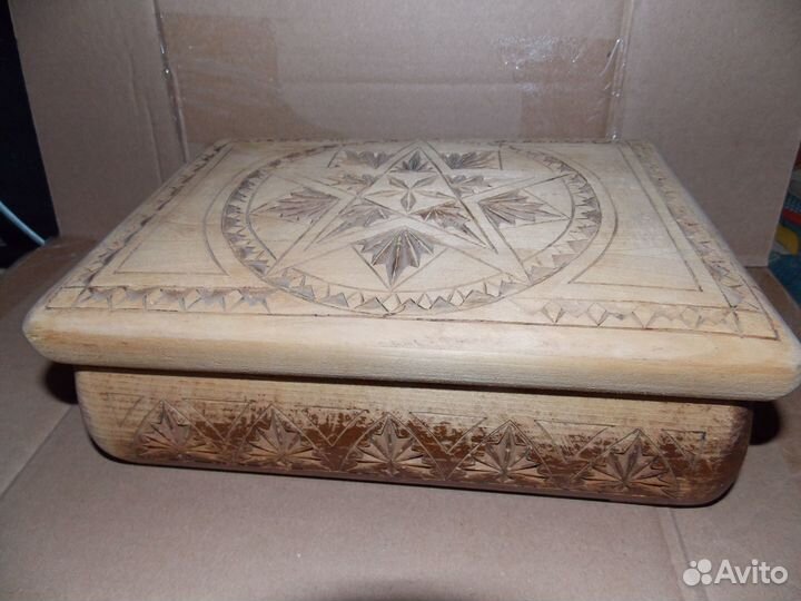 Старинная деревянная шкатулка