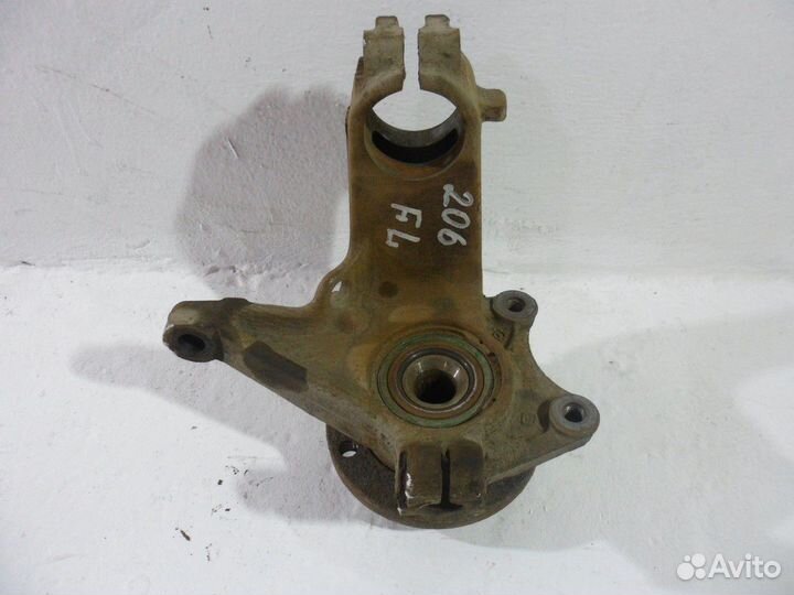 Левый поворотный кулак Peugeot 206