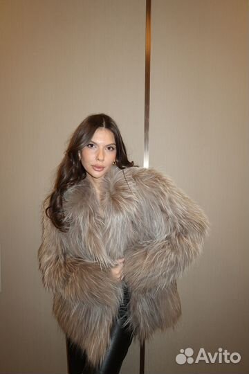 Бежевая шуба из енота
