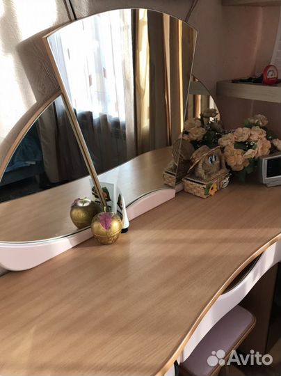 Туалетный столик с пуфиком