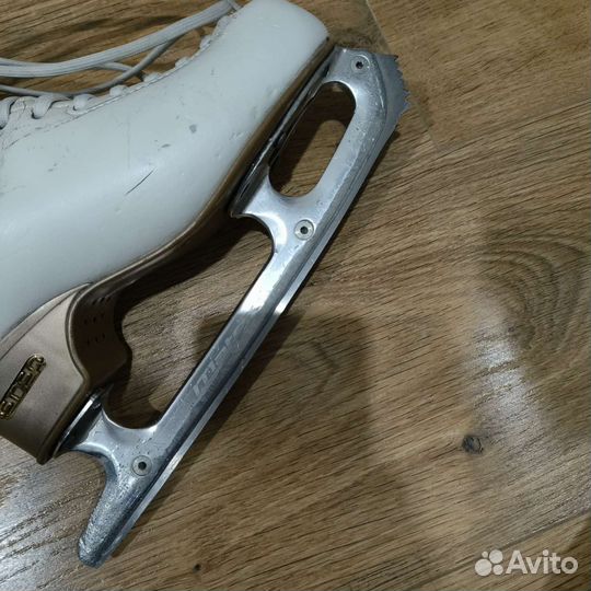 Фигурные коньки edea chorus 235