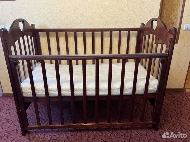 Детская кроватка с матрасом