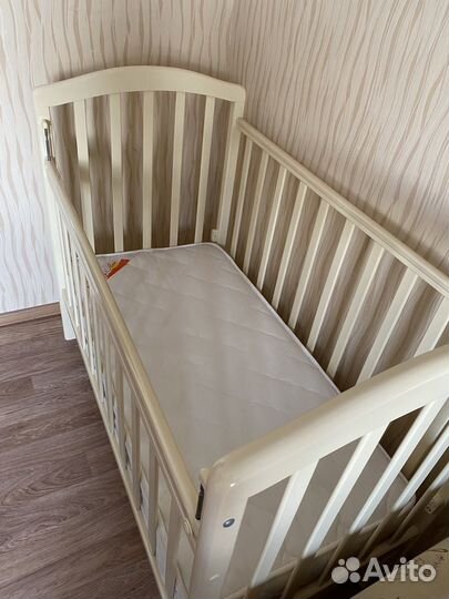 Детская кроватка с маятником