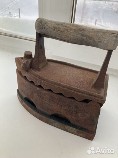 Старинный угольный утюг