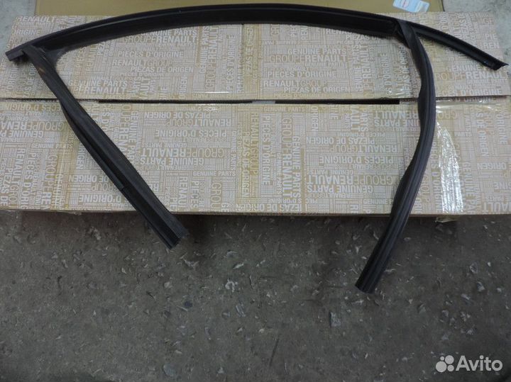 Уплотнитель стекла двери передней правой Renault F