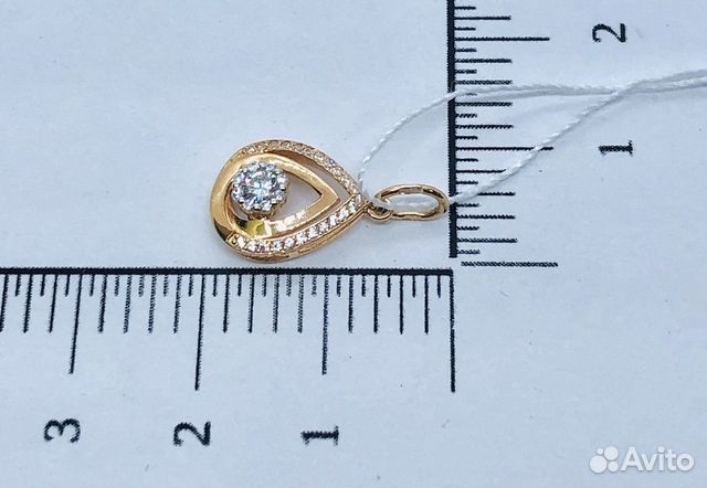 Золотая подвеска с камнем