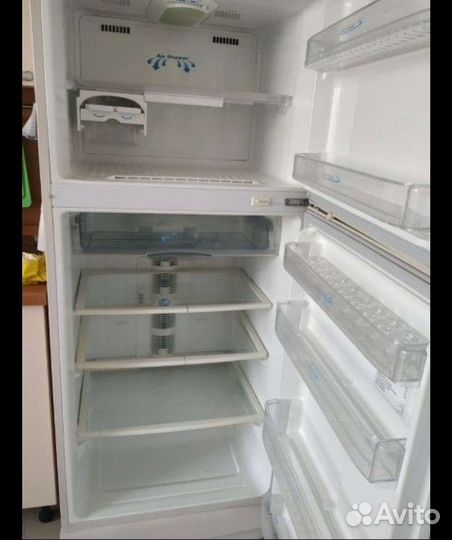Холодильник бу широкий