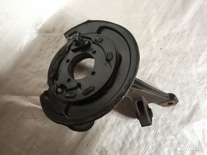 Кулак задний Тойота Авенсис