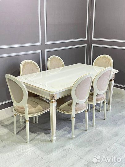 Стол и стулья в гостиную. В наличии