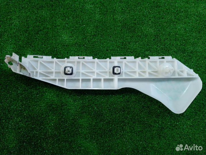 Крепление бампера заднее правое Toyota Ractis