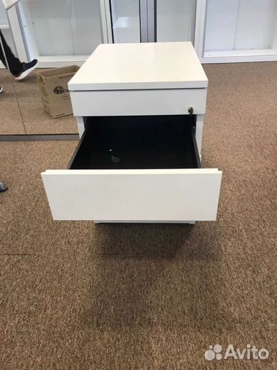 Тумбочки белые, металлические