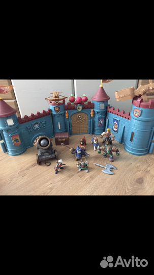 Детская игрушка замок