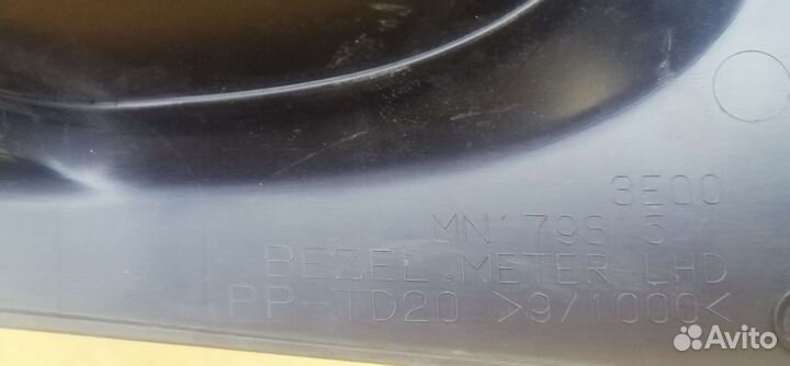 Накладка щитка приборов Mitsubishi Pajero Sport