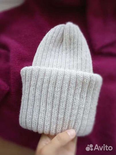 Вязаная демисезонная шапочка из полушерсти