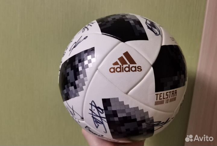 Мяч Telstar World Cup с автографами звезд