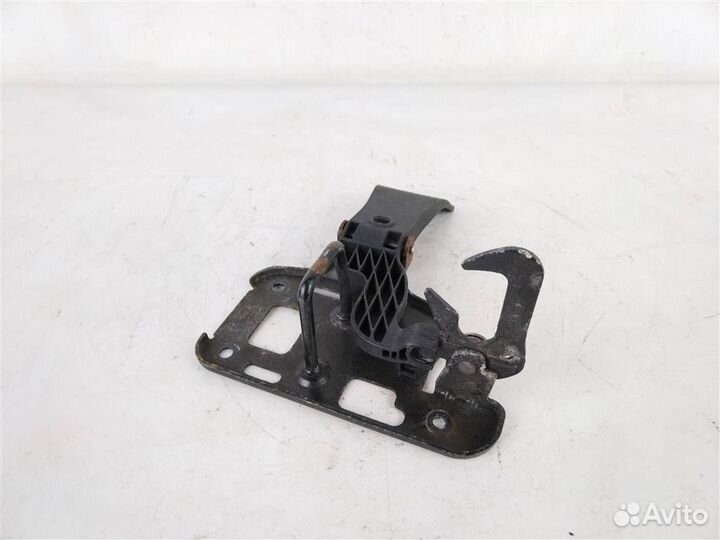 Крючок капота ауди Q5