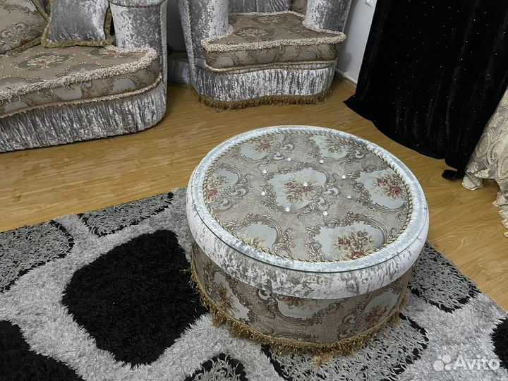 Диван со журнальным столиком
