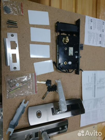 Электромагнитный замок на дверь